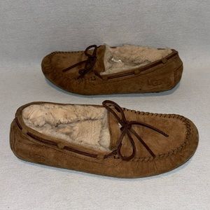 Ugg Dakota women’s tan moccasin slippers size 8